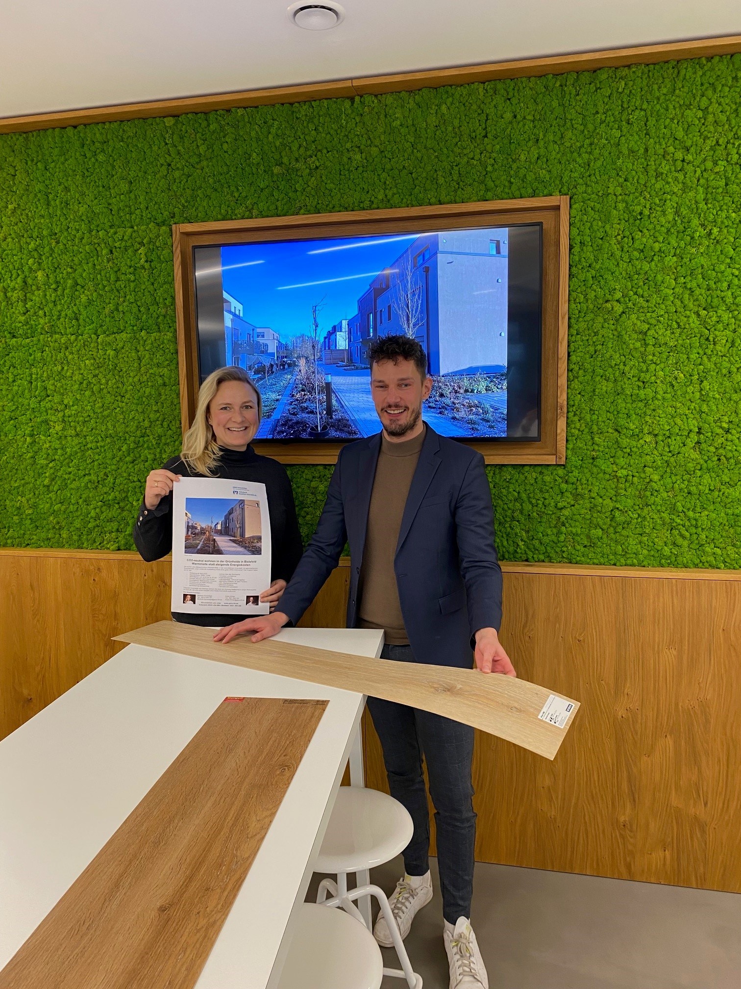 Sind Ansprechpartner für die Vermietung von 63 Neubauwohnungen im Bielefelder Kli-maquartier Grünheide: Marlene Honnerlage und André Winter von der Volksbank-Tochter Geno-Immobilien.